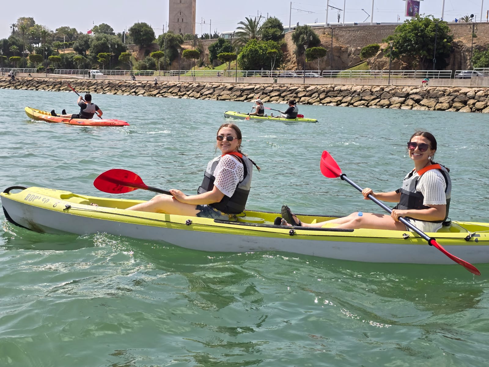 Groupe en kayak au coucher du soleil à Rabat
