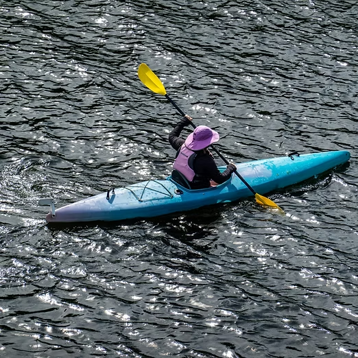 Voyageuse en kayak sur les eaux de Rabat