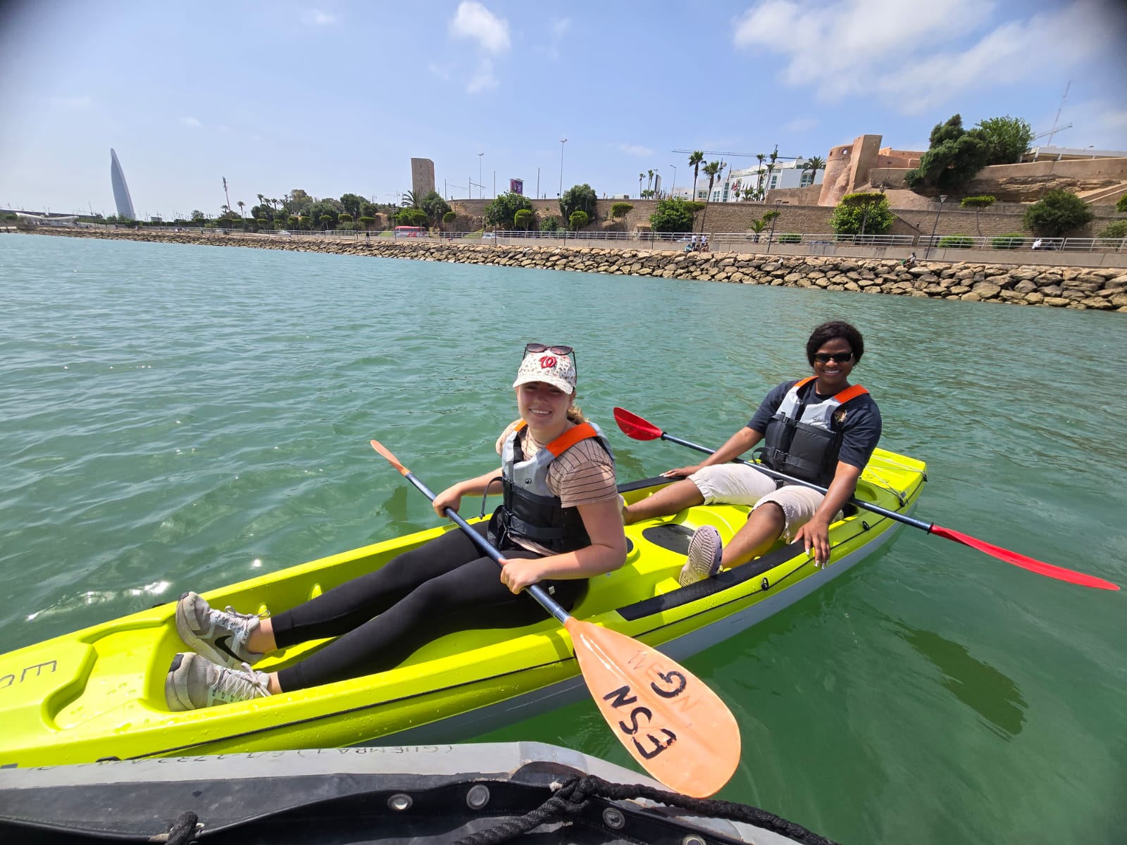 Jeunes en kayak sur le Bouregreg à Rabat