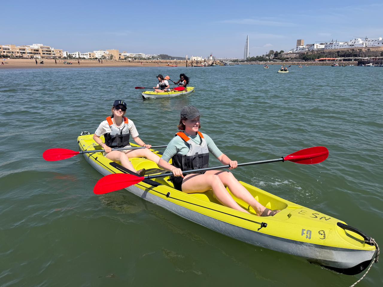 Voyageurs sur une plage de Rabat