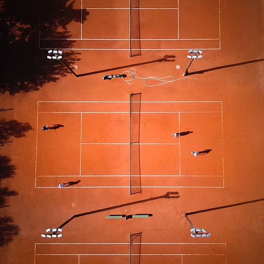 Terrains de tennis en terre battue vus du ciel