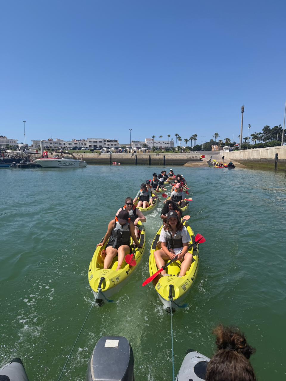 Groupe de voyageurs en kayak sur le fleuve Bouregreg à Rabat