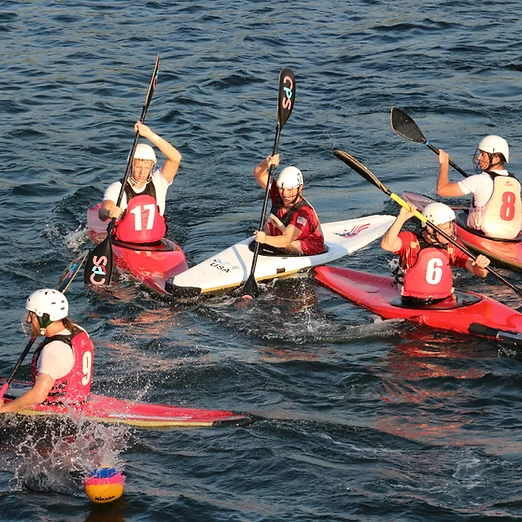 Groupe pratiquant le kayak à Rabat